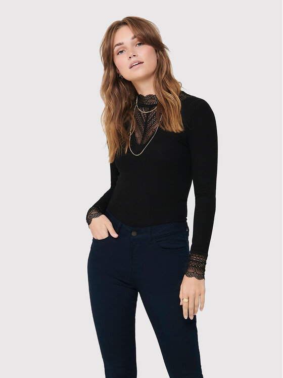 Modelka w bluzce z długim rękawem, ujęcie do bioder.