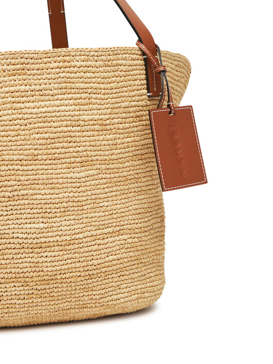 Zbliżenie na górną część torebki shopper z zawieszką.