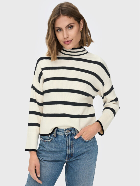 Modelka prezentująca sweter w paski, ujęcie z przodu.