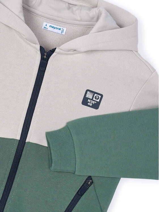 Bluza z kapturem, zbliżenie na górną część i rękaw.