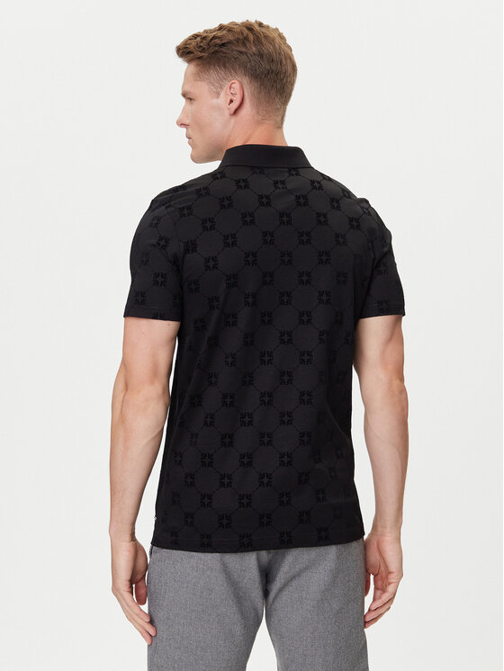 Model w koszulce polo, widok z tyłu do wysokości bioder.
