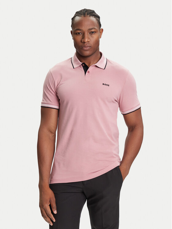 Model stojący przodem, prezentujący koszulkę polo z krótkim rękawem.