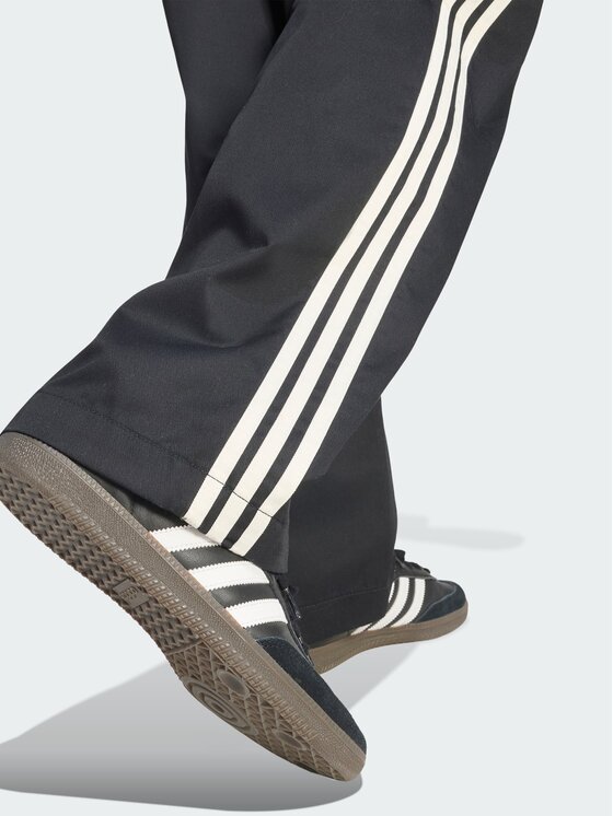 adidas adidas Παντελόνι υφασμάτινο 3 Stripes Pleated Trousers KE4177 Μαύρο Regular Fit