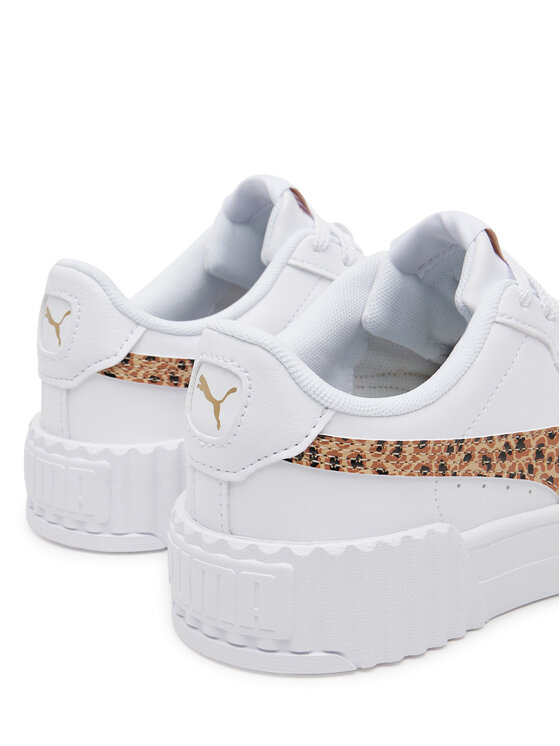 Zbli?enie na tyln? cz??? cholewki sneakerów, widoczne zapi?tki.
