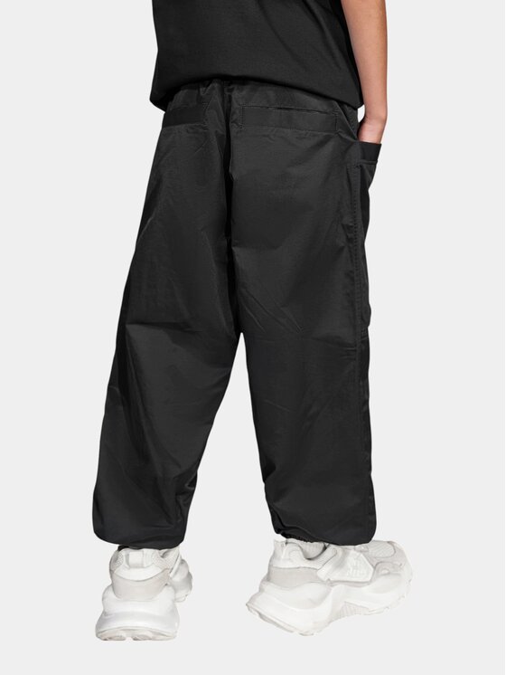 MADE BY SOCIETY MADE BY SOCIETY Spodnie materiałowe Stratta - P37850 Czarny Basic Fit