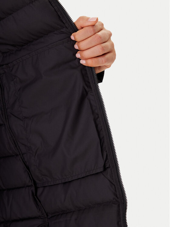 Zbliżenie na wnętrze kurtki z widoczną wewnętrzną kieszenią trzymaną dłonią.