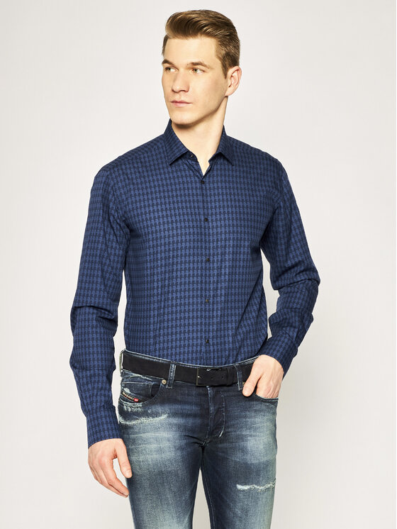 camisa azul oscura