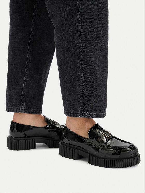 Stopy modela w półbutach, widok na obie pary w ujęciu całej sylwetki stóp.