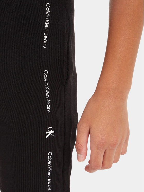 Calvin Klein Jeans Calvin Klein Jeans Szorty sportowe Minimalistic IB0IB02061 Czarny Regular Fit