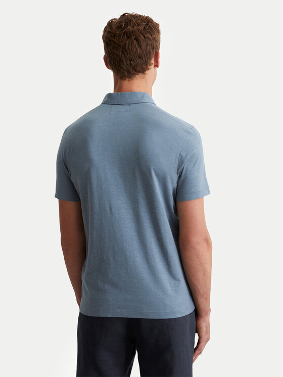 Model w koszulce polo z krótkim rękawem, widok na plecy i tył odzieży.