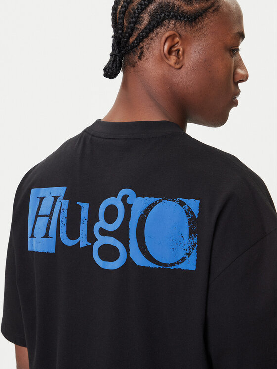 Model w T-shircie, ujęcie górnej części sylwetki od tyłu.