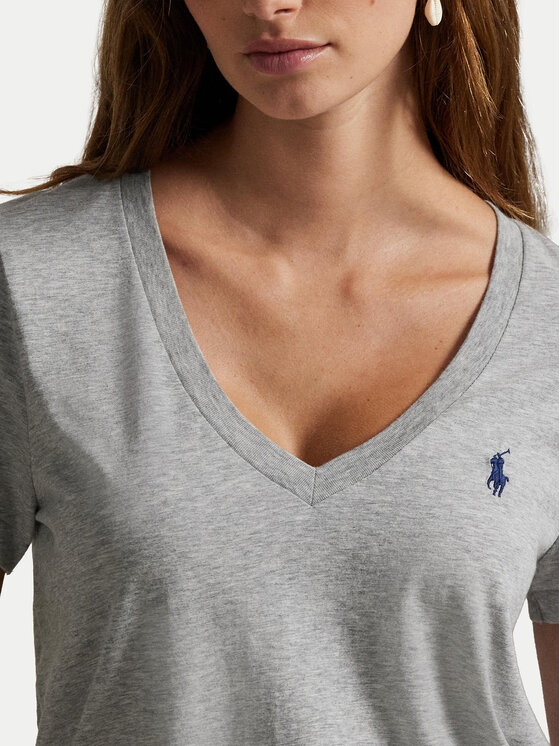 Zbliżenie na górną część t-shirtu na modelce.