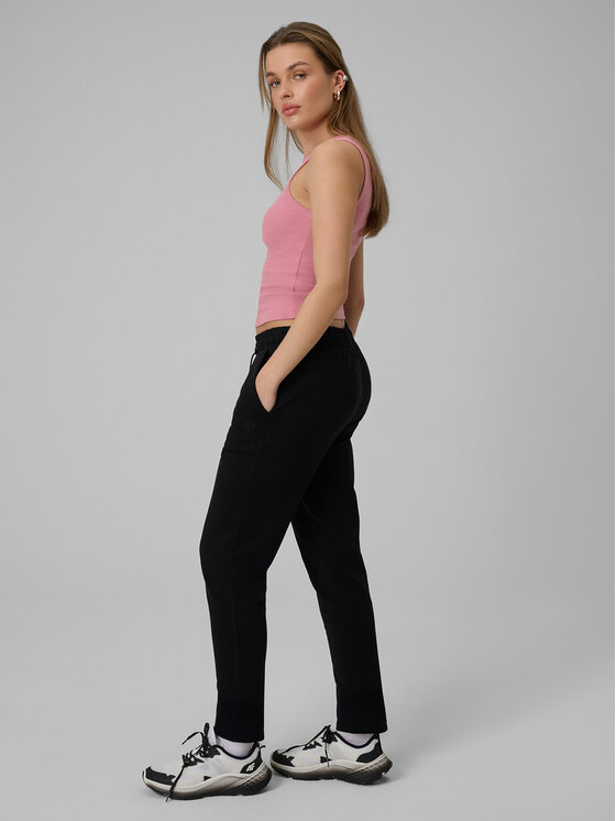 4F 4F Spodnie dresowe ESSENTIALS Czarny Regular Fit
