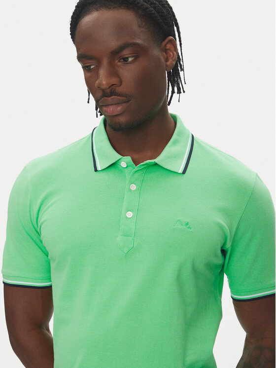 Model w koszulce polo, ujęcie z przodu w półzbliżeniu.