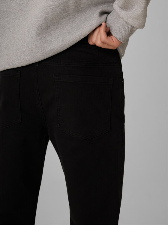 4F 4F Spodnie materiałowe ESSENTIAL Czarny Regular Fit