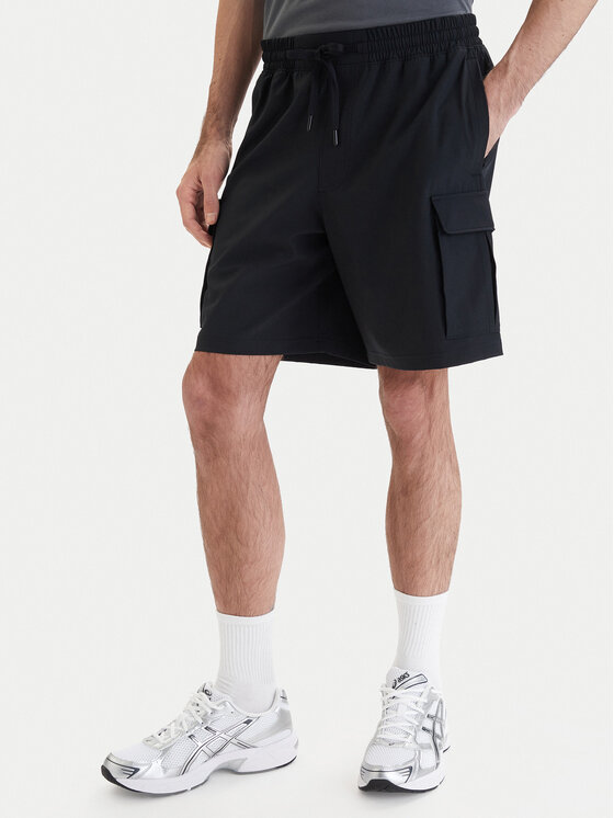 Under Armour Under Armour Športové kraťasy UA Vibe Woven Cargo 1386560 Čierna Regular Fit