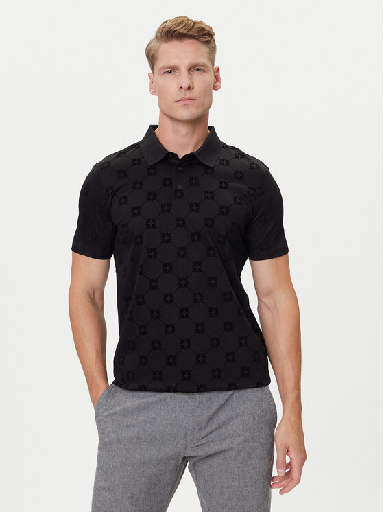 Model w koszulce polo, widok z przodu do wysokości bioder.