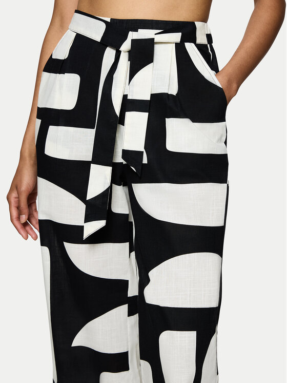Triumph Triumph Spodnie materiałowe Summer 10222571 Czarny Relaxed Fit