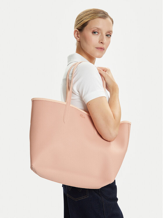 Modelka prezentująca dużą torebkę shopper przewieszoną na ramieniu.