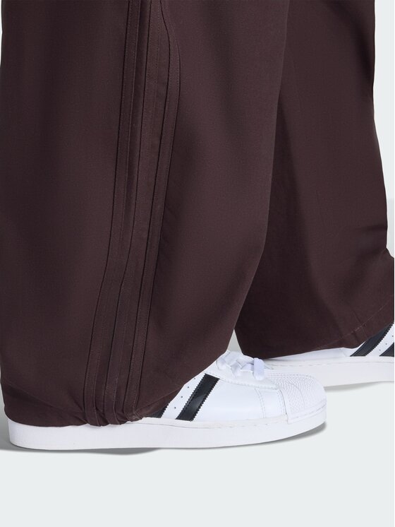 adidas adidas Spodnie materiałowe 161746 Brązowy ciemny Loose Fit