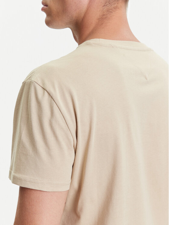 Zbliżenie na górną część t-shirtu na modelu, widok od tyłu.