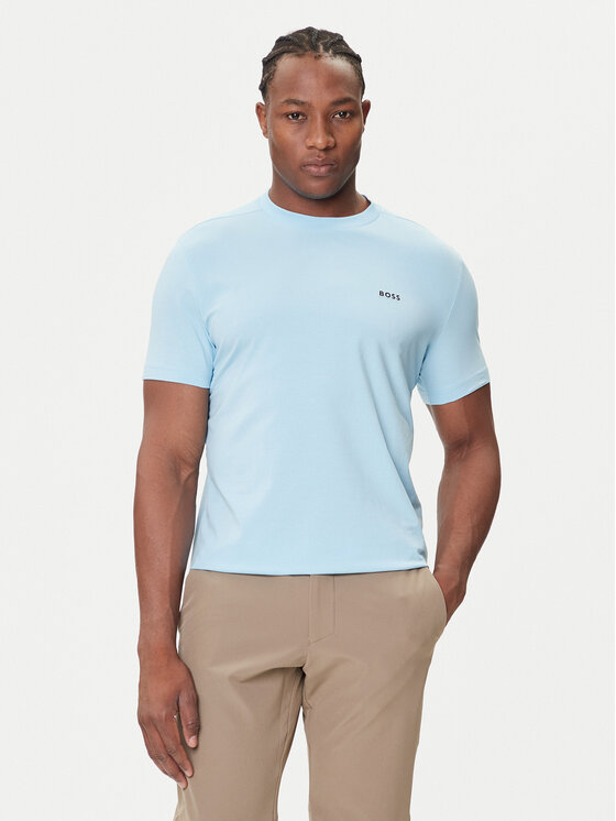 Model w t-shircie i spodniach, ujęcie sylwetki z przodu.