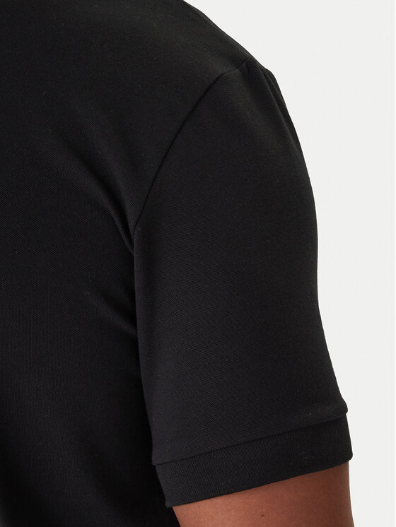 Zbliżenie na rękaw koszulki polo i ramię modela.