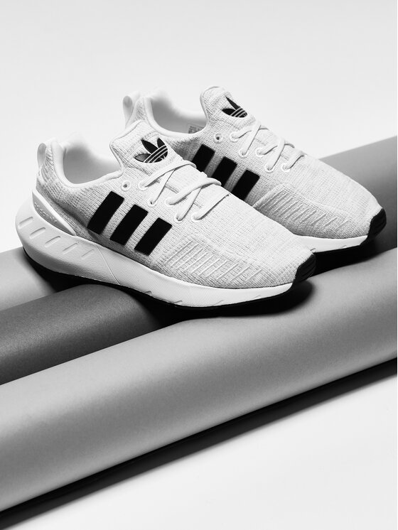 Swift run black on sale adidas