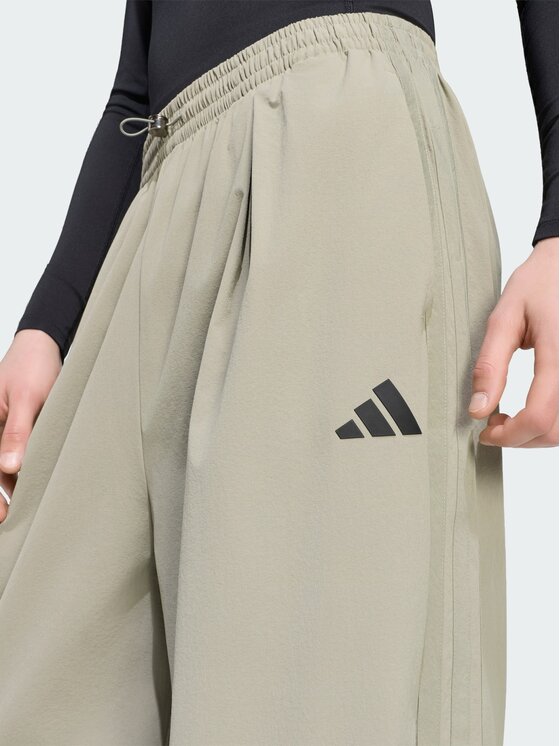 adidas adidas Spodnie materiałowe 164596 Zielony Loose Fit