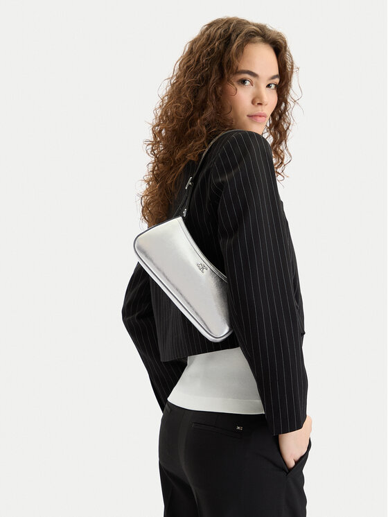 Calvin Klein Calvin Klein Ročna torba Ck Metallic Small Shoulder Bag LV04F3304G Srebrna