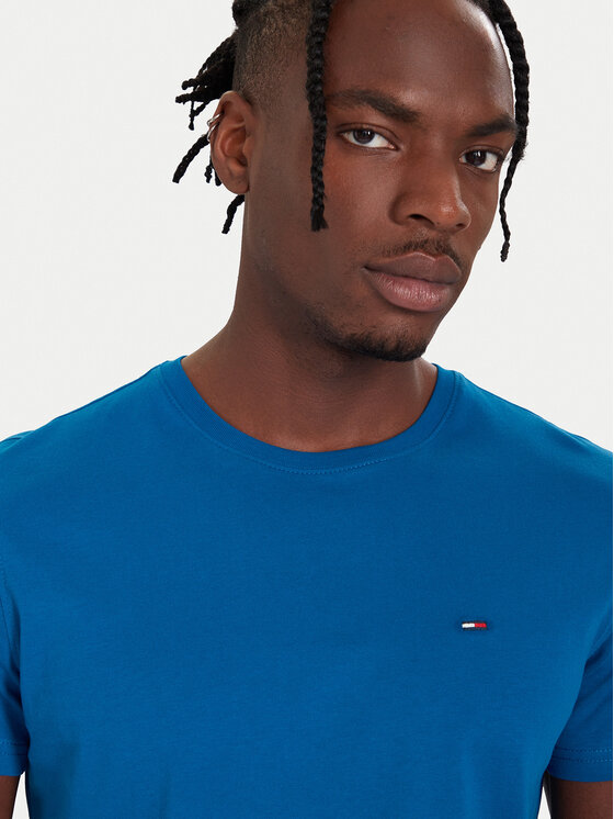 Model w T-shircie, zbliżenie na górną część tułowia i dekolt.
