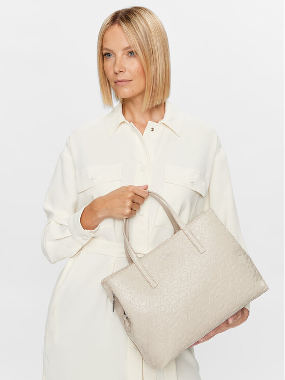 Calvin Klein Calvin Klein Soma Ck Must Tote Md Emb Mono K60K610928 Bēšs