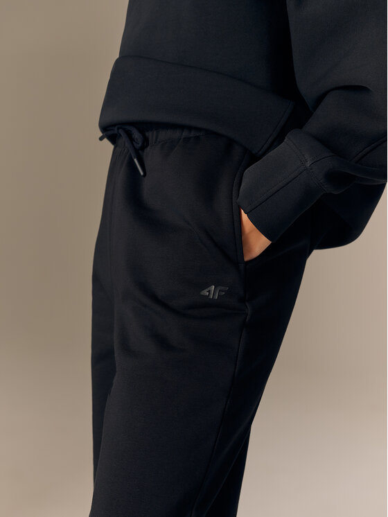 4F 4F Spodnie dresowe BLOOM MODE Czarny Regular Fit