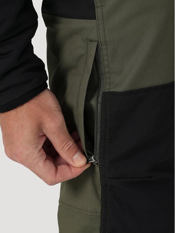 Wrangler Wrangler Spodnie materiałowe REINFORCED SOFTSHELL PANT Zielony Regular Fit