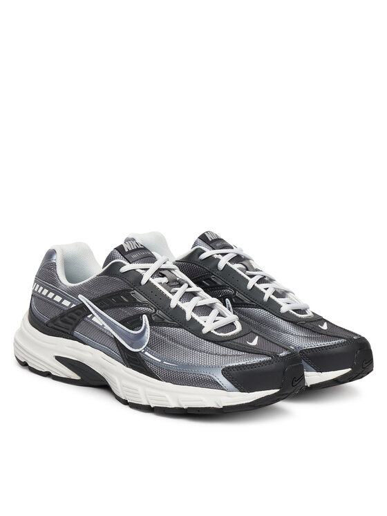 Para sneakerów sportowych ułożona pod kątem, widok z przodu.