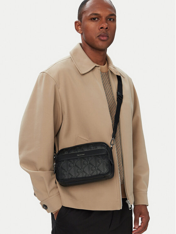 Calvin Klein Torbica za okrog pasu Emblem Aop Deboss Camera Bag LV04D3563G Črna