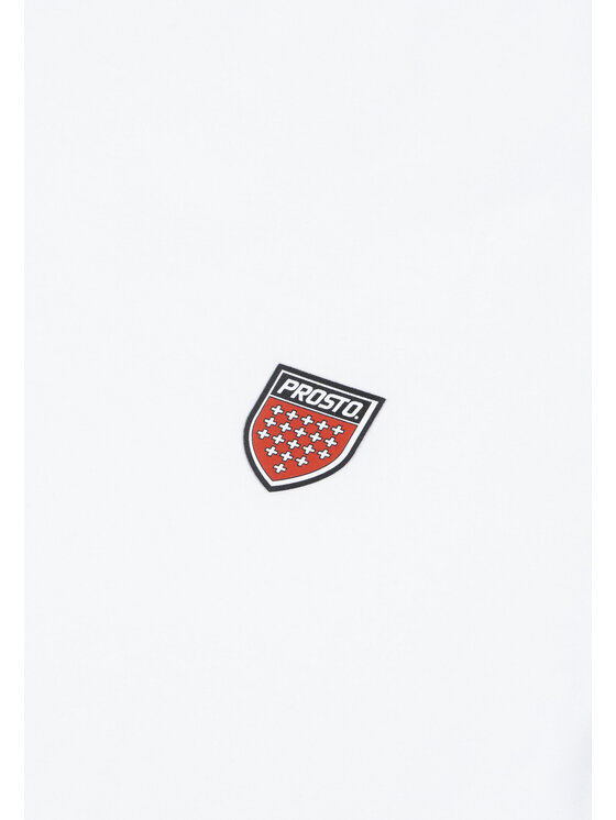 Zbliżenie na nadrukowany emblemat na przodzie koszulki.