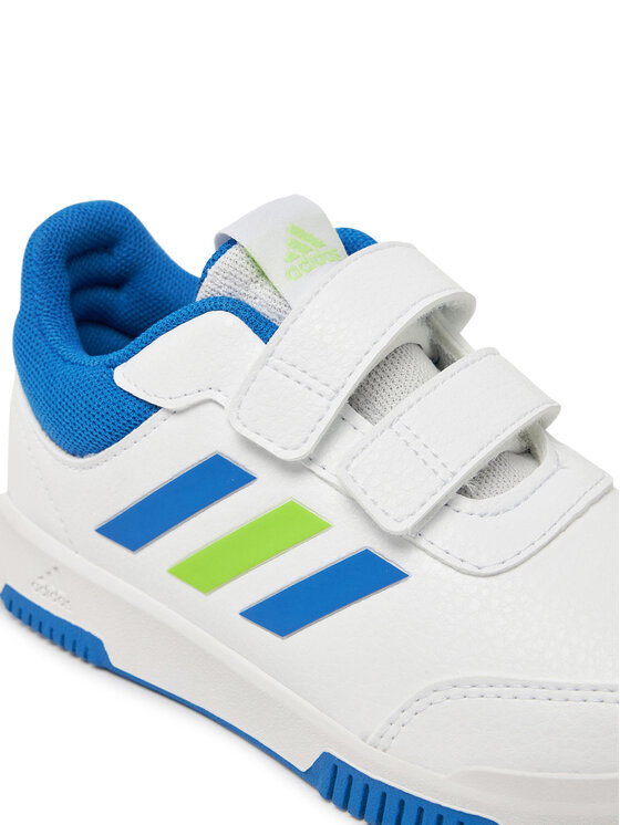 Zbli?enie na przód buta sportowego dzieci?cego z zapi?ciami.
