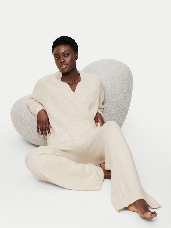 Triumph Triumph Hlače iz tkanine Amourette Cozy 10225058 Écru Regular Fit