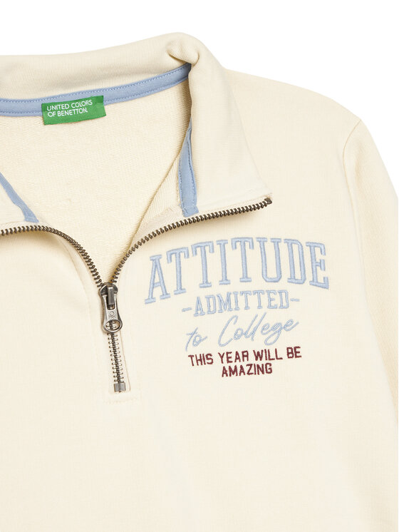 Zbliżenie na górną część bluzy z zamkiem i nadrukiem na piersi.