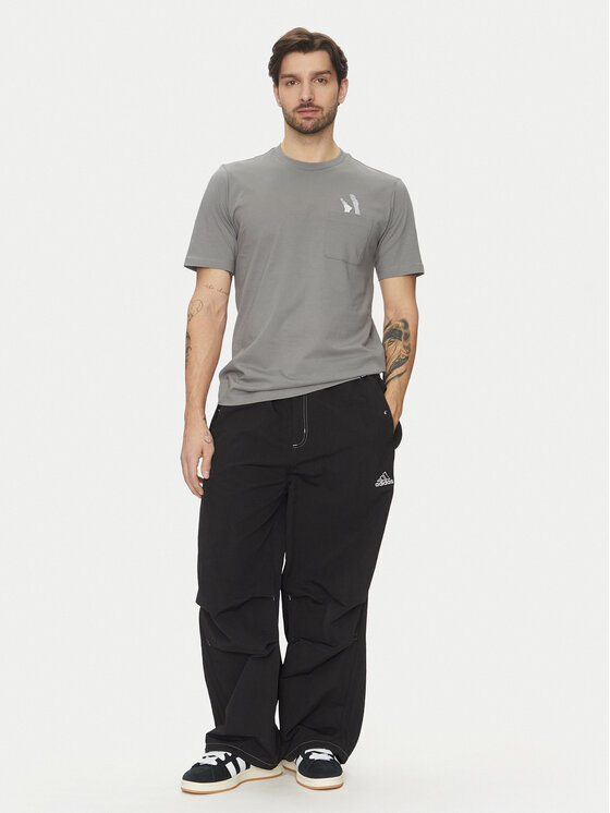 adidas adidas T-Shirt Lounge Slides Graphic Pocket JC5284 Szary Regular Fit