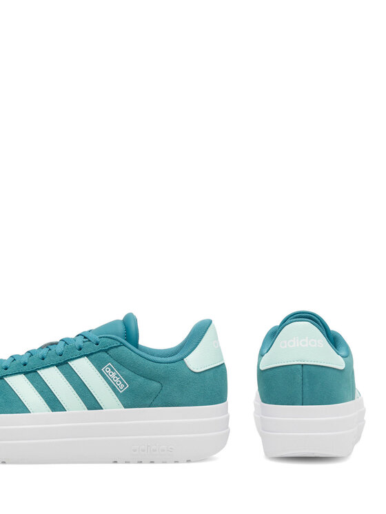 Dwa buty sportowe, jeden bokiem, drugi ustawiony tyłem.
