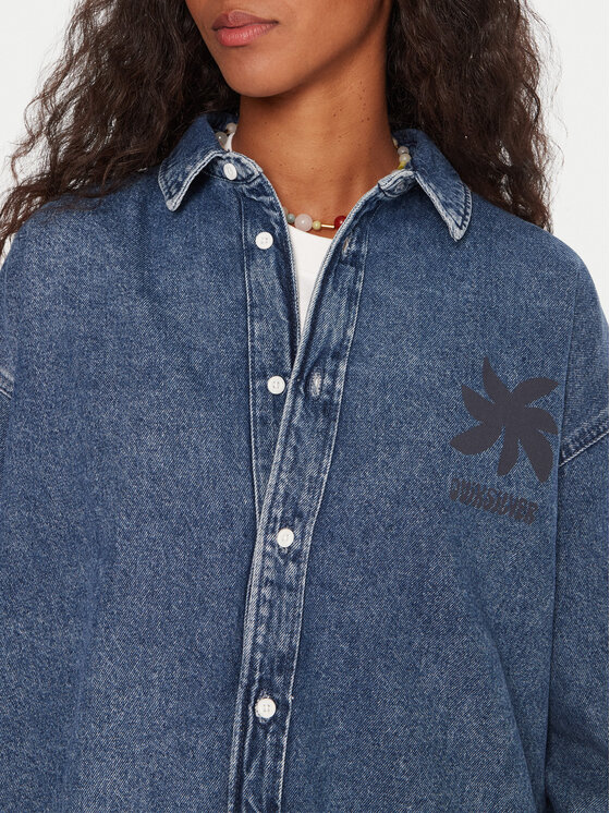Zbliżenie na górną część koszuli jeansowej na modelce.