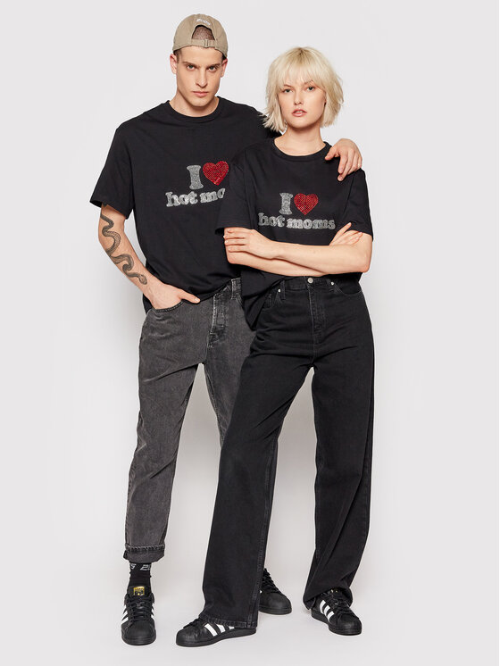 2005 Tričko Unisex Hot Moms Čierna Relaxed Fit