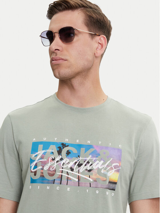 Model w t-shircie, zbliżenie na górną część przodu.