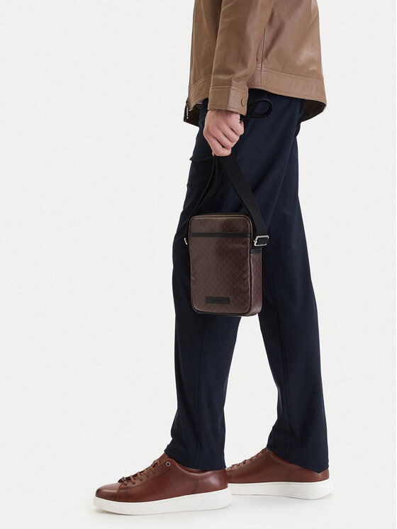 Calvin Klein Calvin Klein Somiņa Emblem Aop Coated Slim Reporter LV04D3334G Brūns