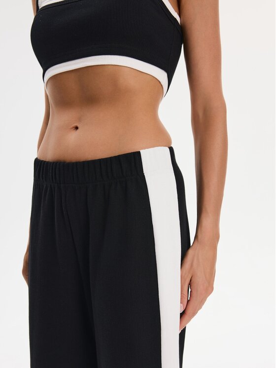Nudyess Nudyess Spodnie materiałowe Mica z prążka Czarny Relaxed Fit