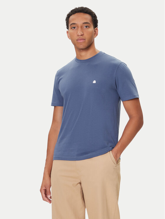 Model stojący, ujęcie od przodu, prezentujący t-shirt i spodnie.
