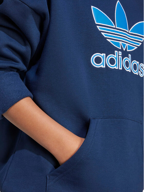 Zbliżenie na kieszeń bluzy z kapturem z dłonią w środku.