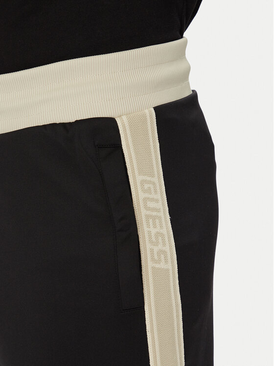 Guess Guess Szorty sportowe Z5YD01 KCRU2 Czarny Regular Fit
